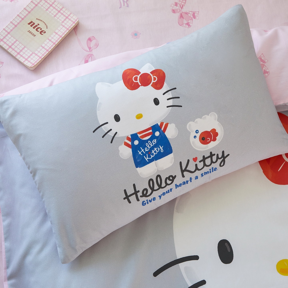 91家纺网 家纺一手货源 找家纺 蘭菲家纺 2026新款幼儿园儿童三丽欧系列多件套 可爱KT灰