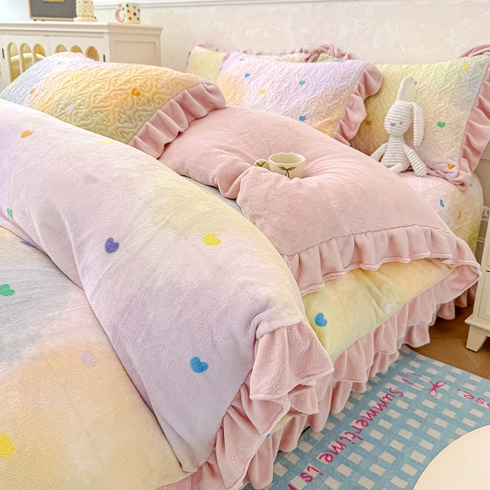 91家纺网 家纺一手货源 找家纺 （总）归属 2025新款牛奶绒床盖四件套（提供买家秀）,组合图仅做展示不可下单,高级灰,幻彩甜爱心,佳期如梦熊,卡其色,浪漫星空蓝,琉璃粉,绿韵蝴蝶结,奶油儿小熊,苹果绿,天空蓝,紫罗兰