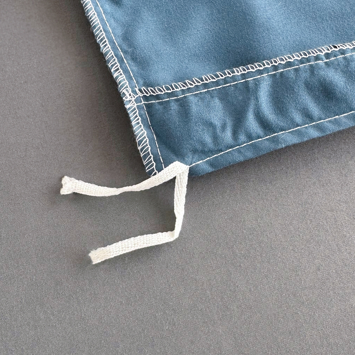 91家纺网 家纺一手货源 找家纺 佑泽家纺 2026年纯色双拼水洗棉四件套单被套 宾利蓝+月光灰