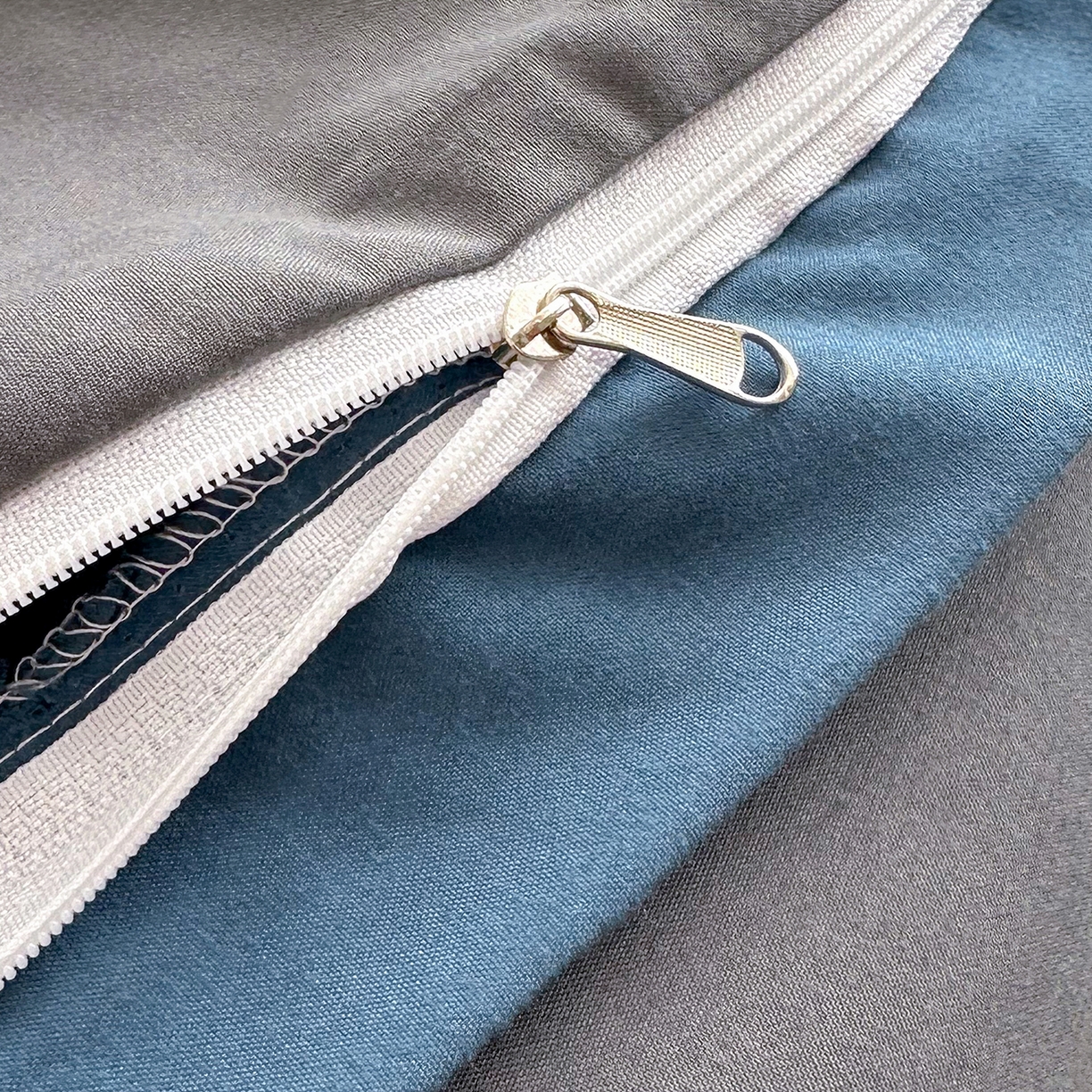 91家纺网 家纺一手货源 找家纺 佑泽家纺 2026年纯色双拼水洗棉四件套单被套 宾利蓝+月光灰