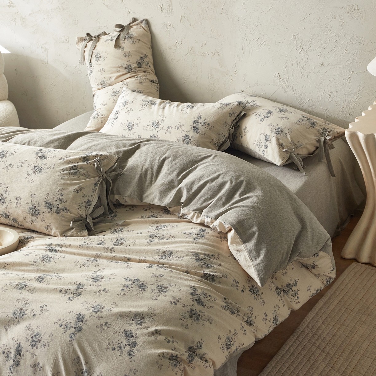 91家纺网 家纺一手货源 找家纺 绫韵家纺 2026春夏新款A类印花棉麻蝴蝶结四件套 法式风情·蓝