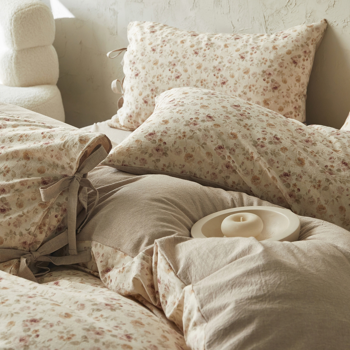 91家纺网 家纺一手货源 找家纺 绫韵家纺 2026春夏新款A类印花棉麻蝴蝶结四件套 红唇之吻·粉