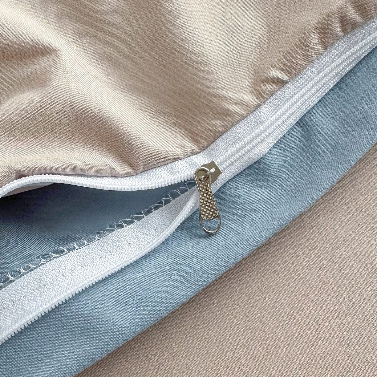 91家纺网 家纺一手货源 找家纺 佑泽家纺 2026年纯色双拼水洗棉四件套单被套 天空蓝+卡其