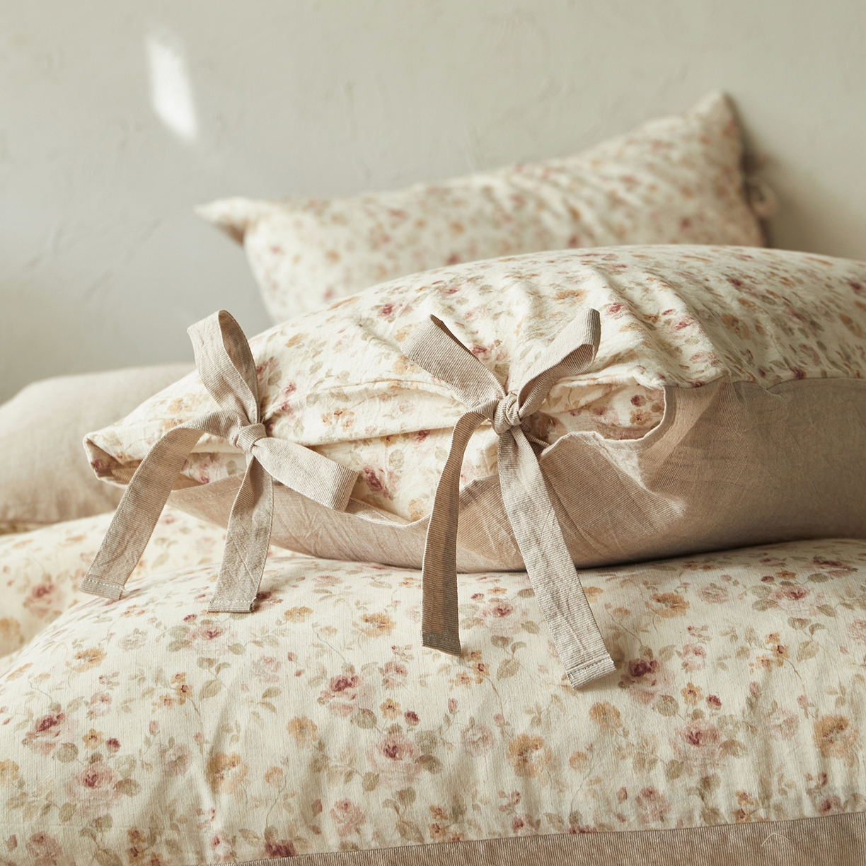 91家纺网 家纺一手货源 找家纺 绫韵家纺 2026春夏新款A类印花棉麻蝴蝶结四件套 红唇之吻·粉