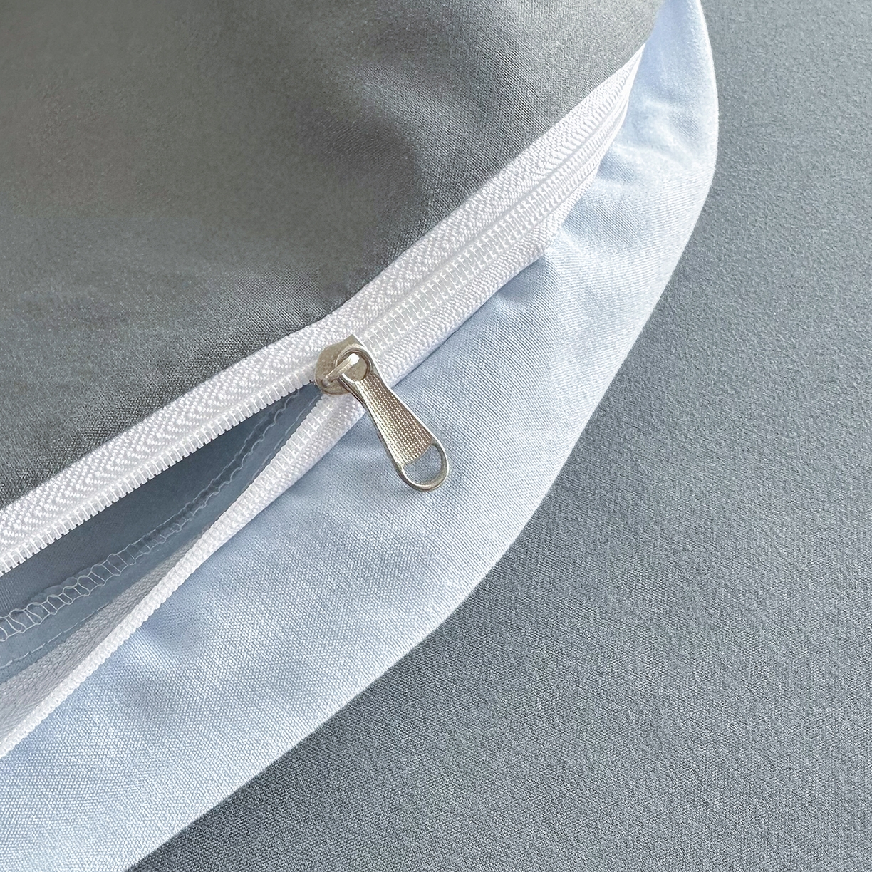 91家纺网 家纺一手货源 找家纺 佑泽家纺 2026年纯色双拼水洗棉四件套单被套 天空蓝+月光灰