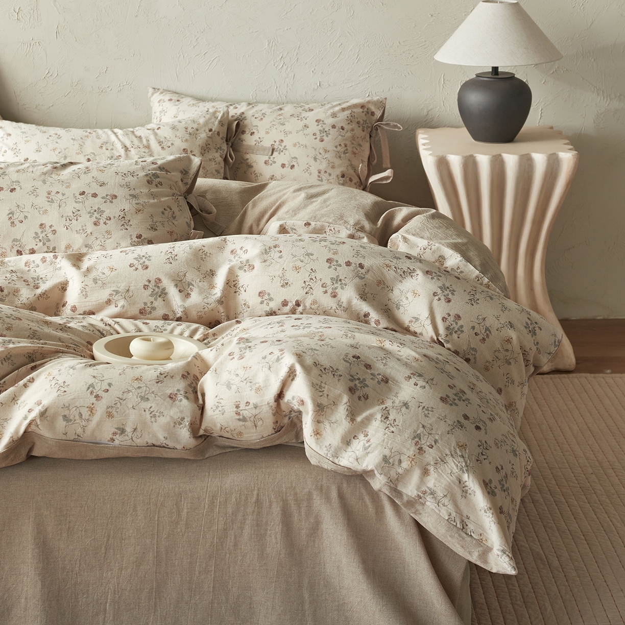 91家纺网 家纺一手货源 找家纺 绫韵家纺 2026春夏新款A类印花棉麻蝴蝶结四件套 秋野拾花·粉