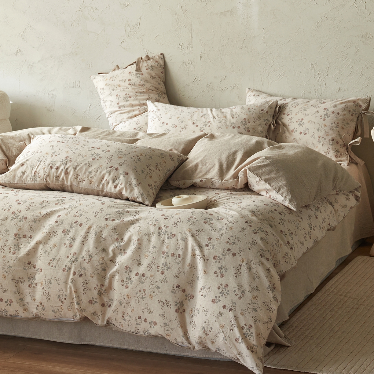 91家纺网 家纺一手货源 找家纺 绫韵家纺 2026春夏新款A类印花棉麻蝴蝶结四件套 秋野拾花·粉