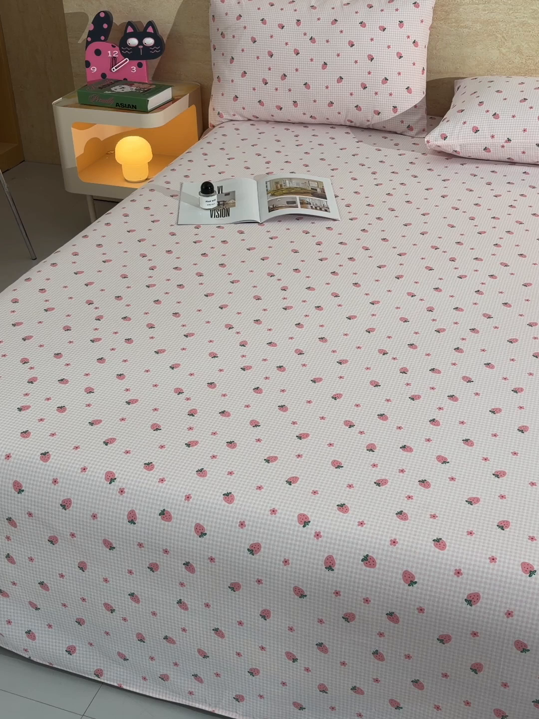 91家纺网 家纺一手货源 找家纺 德比尔斯  2026新款原棉老粗布凉席印花床单三件套 草莓