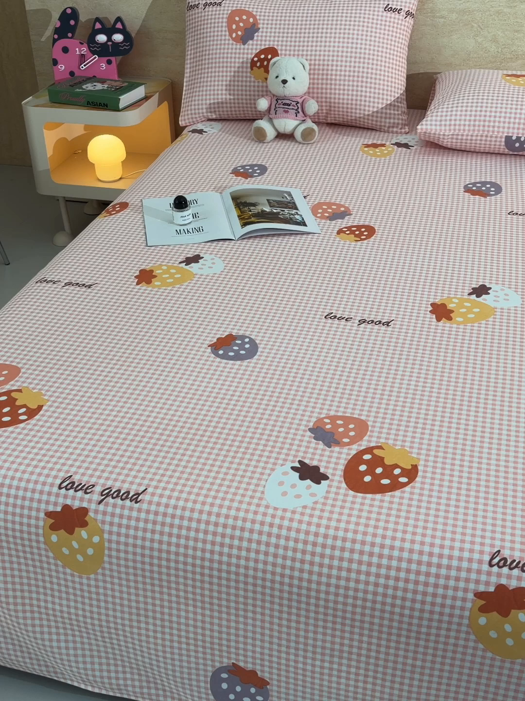 91家纺网 家纺一手货源 找家纺 德比尔斯  2026新款原棉老粗布凉席印花床单三件套 草莓甜心