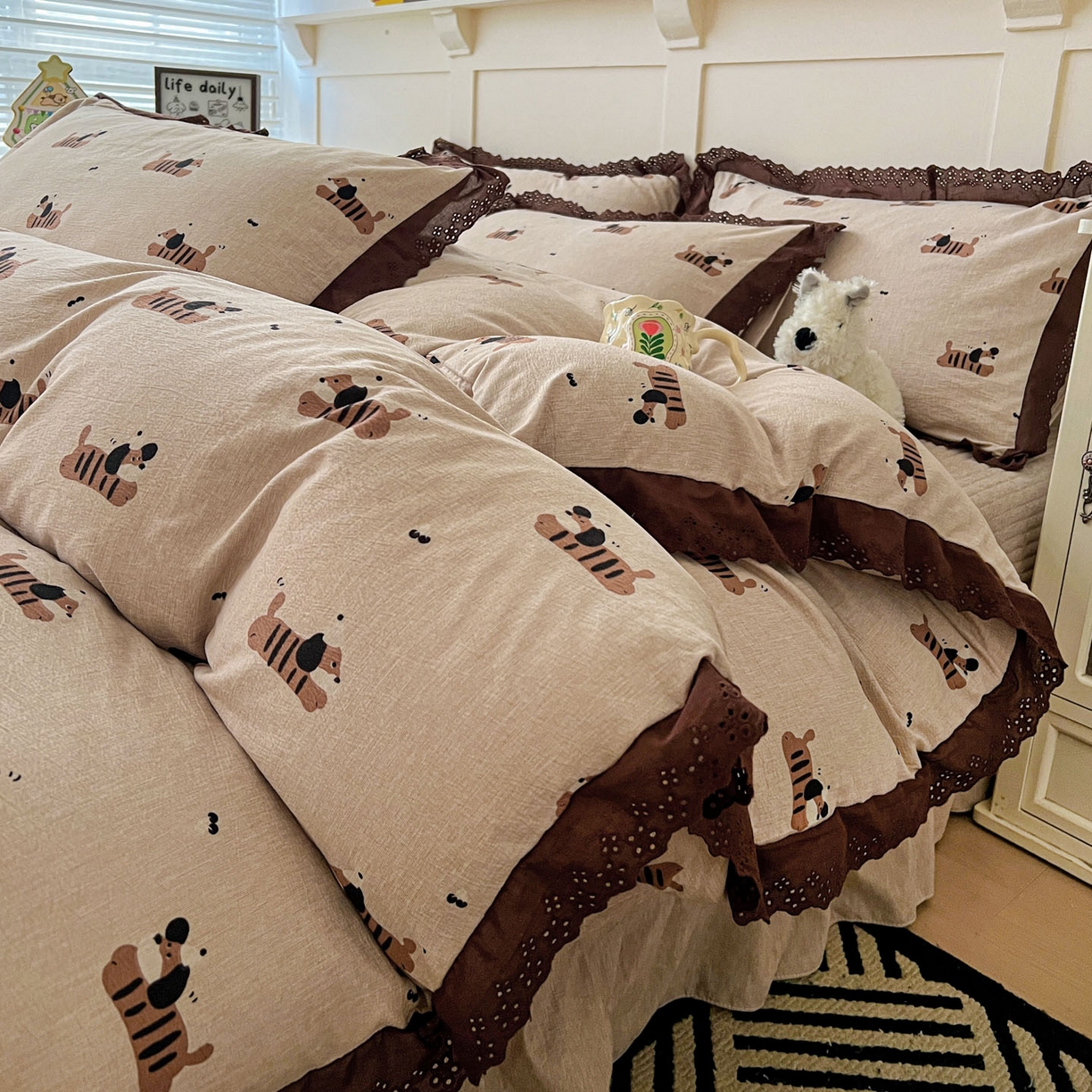 91家纺网 家纺一手货源 找家纺 富米莱（原臻工厂） 2026新款高克重爆款法式全棉纯棉花边四季款加厚色织提花床盖床裙四件套 提花-樱桃狗