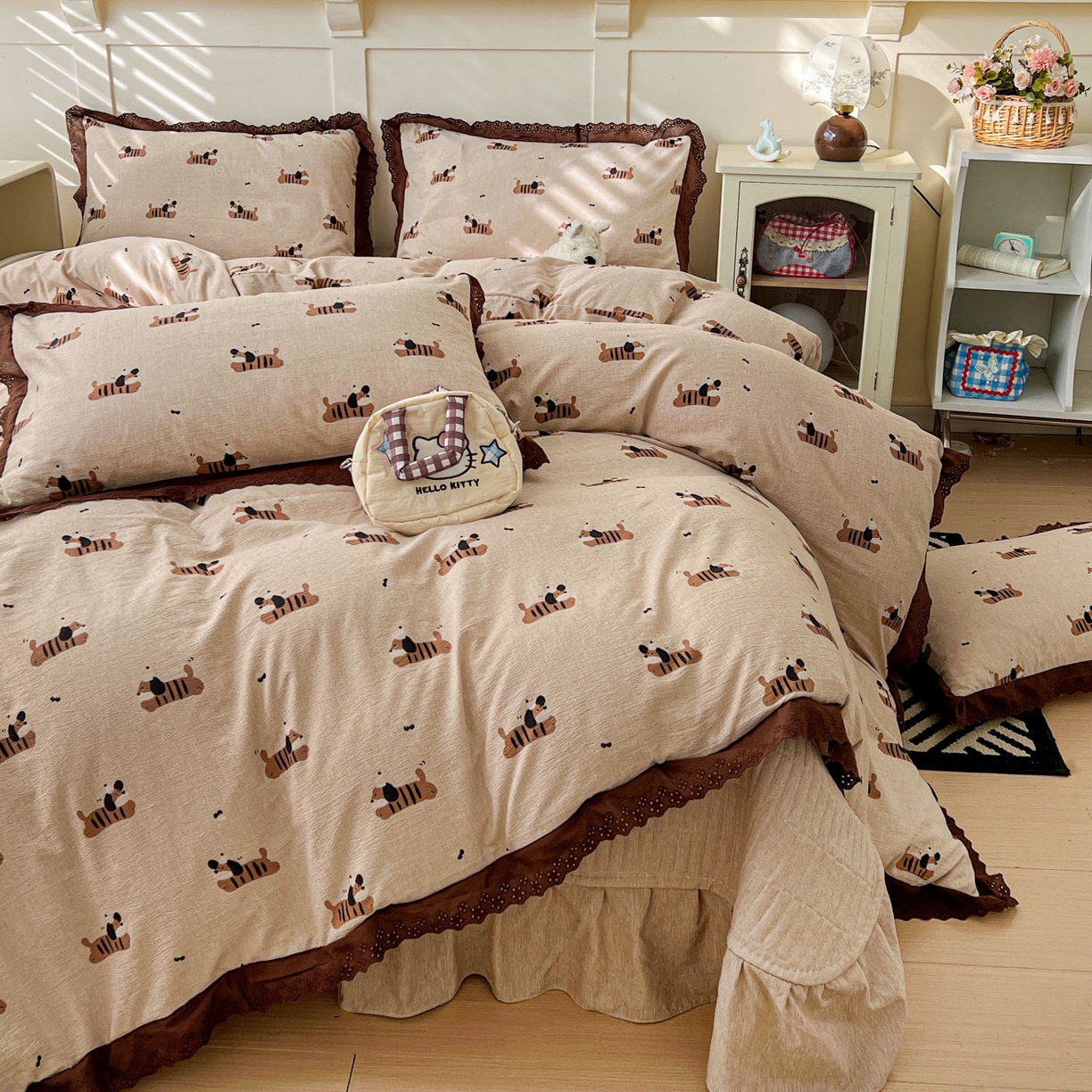 91家纺网 家纺一手货源 找家纺 富米莱（原臻工厂） 2026新款高克重爆款法式全棉纯棉花边四季款加厚色织提花床盖床裙四件套 提花-樱桃狗