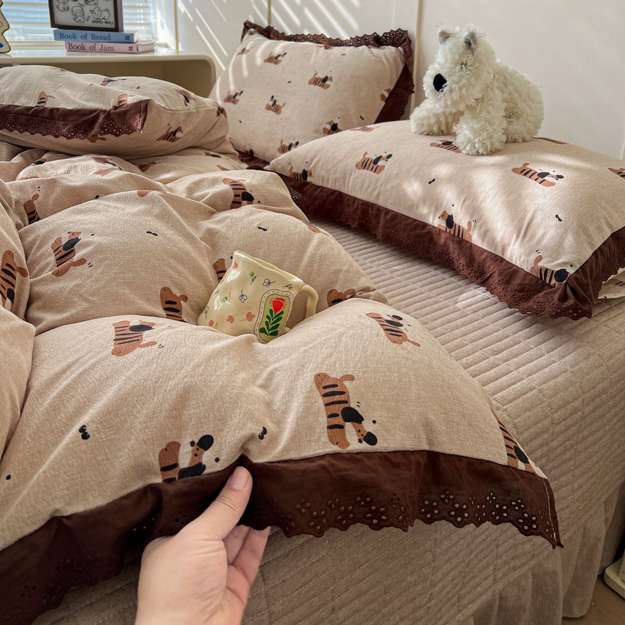 91家纺网 家纺一手货源 找家纺 富米莱（原臻工厂） 2026新款高克重爆款法式全棉纯棉花边四季款加厚色织提花床盖床裙四件套 提花-樱桃狗