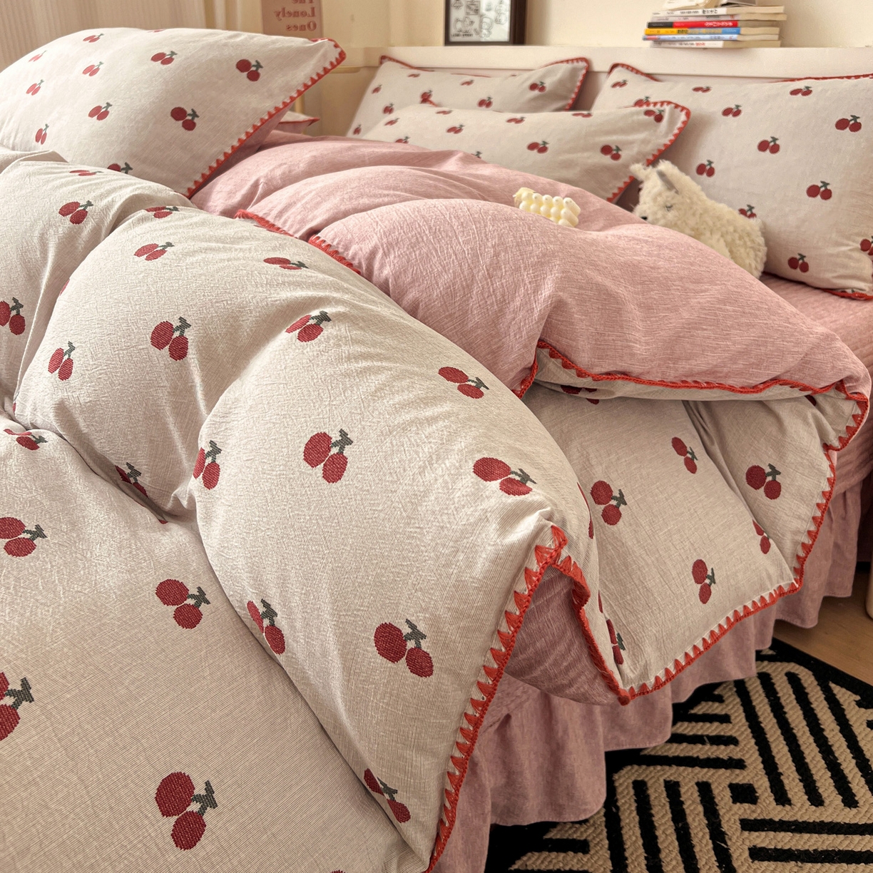 91家纺网 家纺一手货源 找家纺 富米莱（原臻工厂） 2026春夏新款色织提花贝壳边床盖床裙四件套 贝壳边-红樱桃
