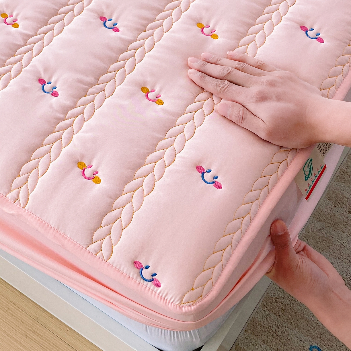 91家纺网 家纺一手货源 找家纺 尊康家纺（原磊科） 2026新款奶昔棉抗菌夹棉床笠-昭岚系列 昭岚-粉玉