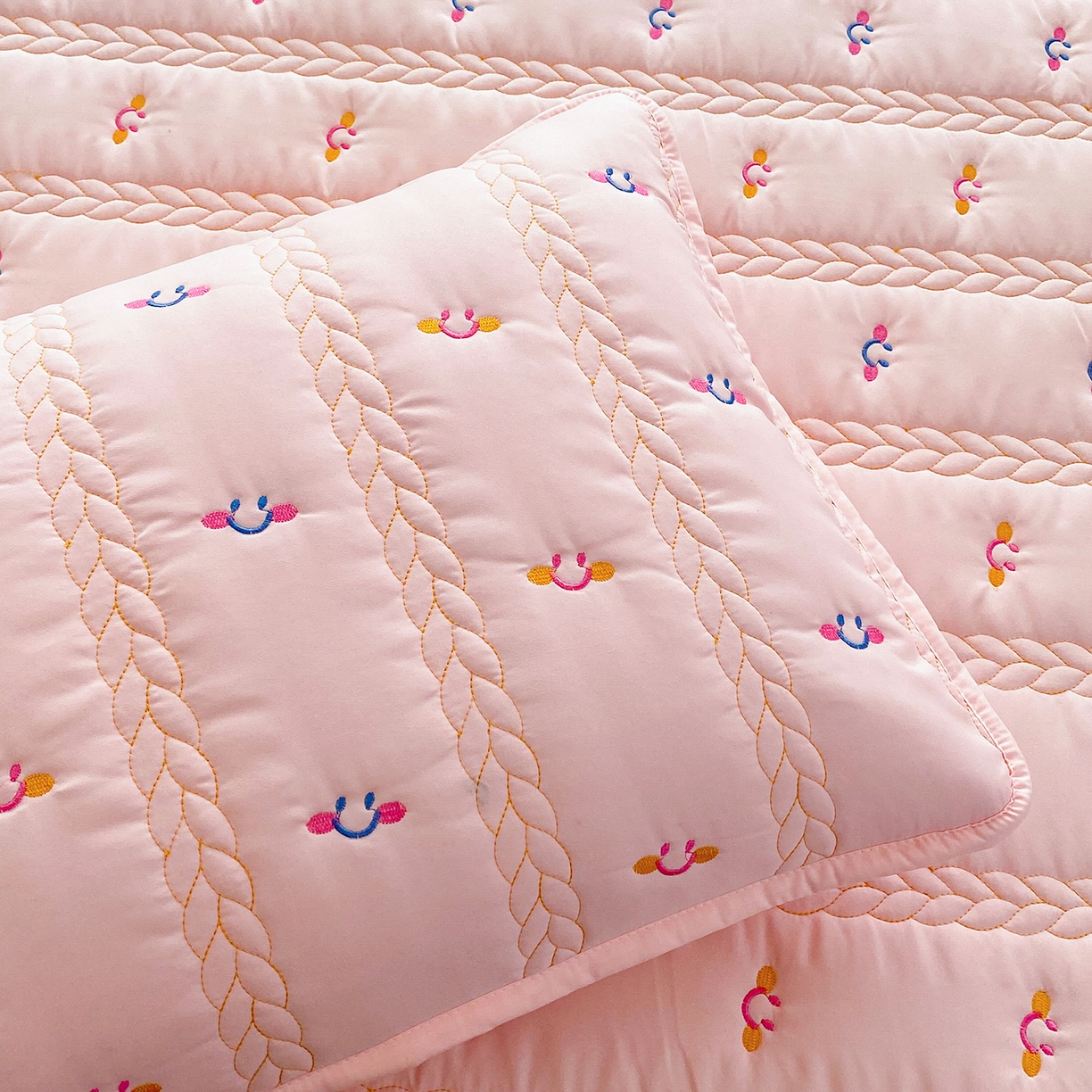 91家纺网 家纺一手货源 找家纺 尊康家纺（原磊科） 2026新款奶昔棉抗菌夹棉床笠-昭岚系列 昭岚-粉玉