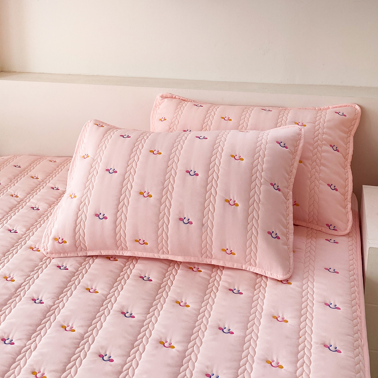 91家纺网 家纺一手货源 找家纺 尊康家纺（原磊科） 2026新款奶昔棉抗菌夹棉床笠-昭岚系列 昭岚-粉玉