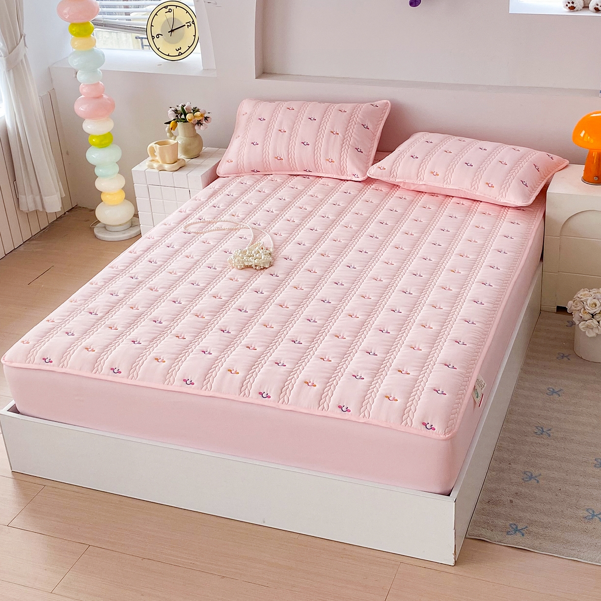 91家纺网 家纺一手货源 找家纺 尊康家纺（原磊科） 2026新款奶昔棉抗菌夹棉床笠-昭岚系列 昭岚-粉玉