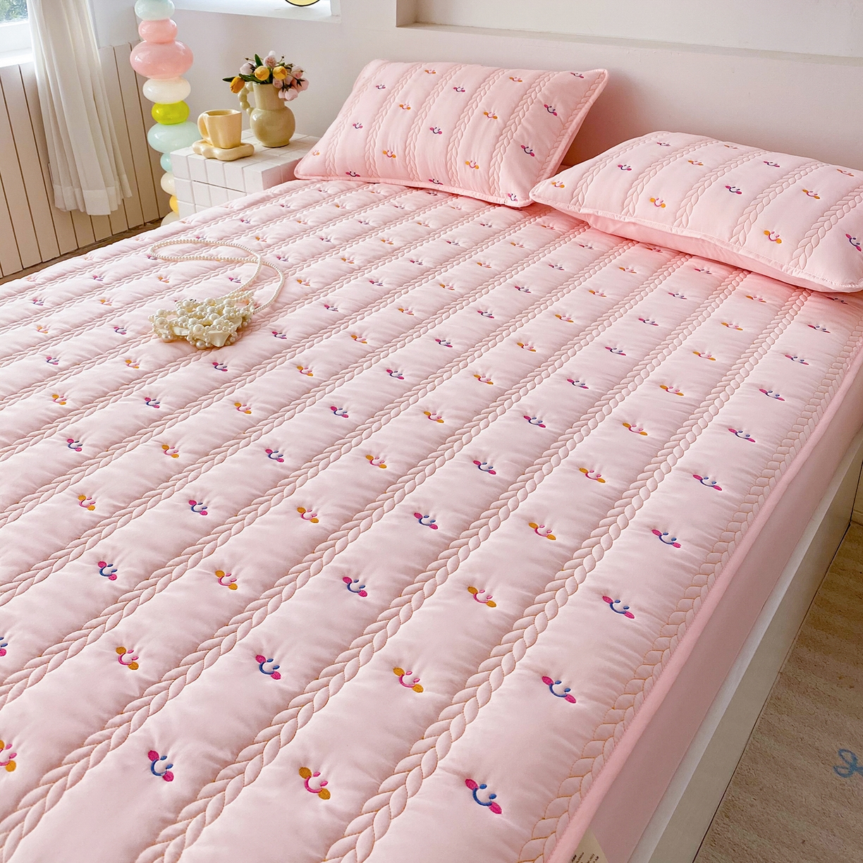 91家纺网 家纺一手货源 找家纺 尊康家纺（原磊科） 2026新款奶昔棉抗菌夹棉床笠-昭岚系列 昭岚-粉玉