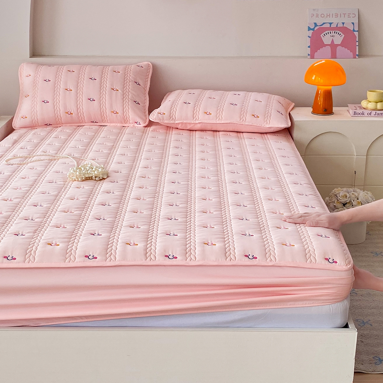 91家纺网 家纺一手货源 找家纺 尊康家纺（原磊科） 2026新款奶昔棉抗菌夹棉床笠-昭岚系列 昭岚-粉玉