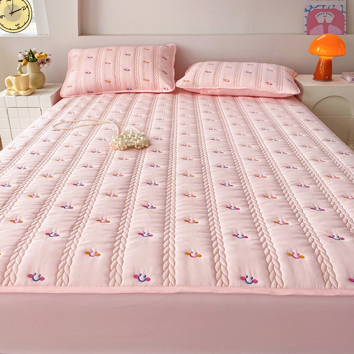 91家纺网 家纺一手货源 找家纺 尊康家纺（原磊科） 2026新款奶昔棉抗菌夹棉床笠-昭岚系列 昭岚-粉玉