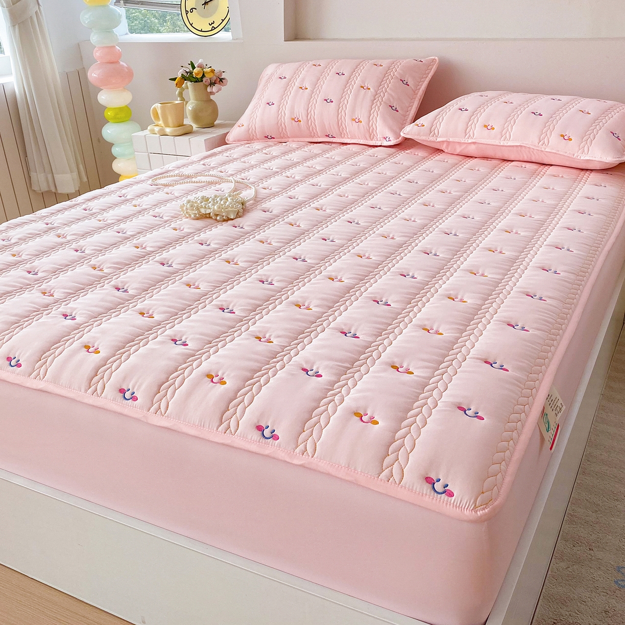 91家纺网 家纺一手货源 找家纺 尊康家纺（原磊科） 2026新款奶昔棉抗菌夹棉床笠-昭岚系列 昭岚-粉玉