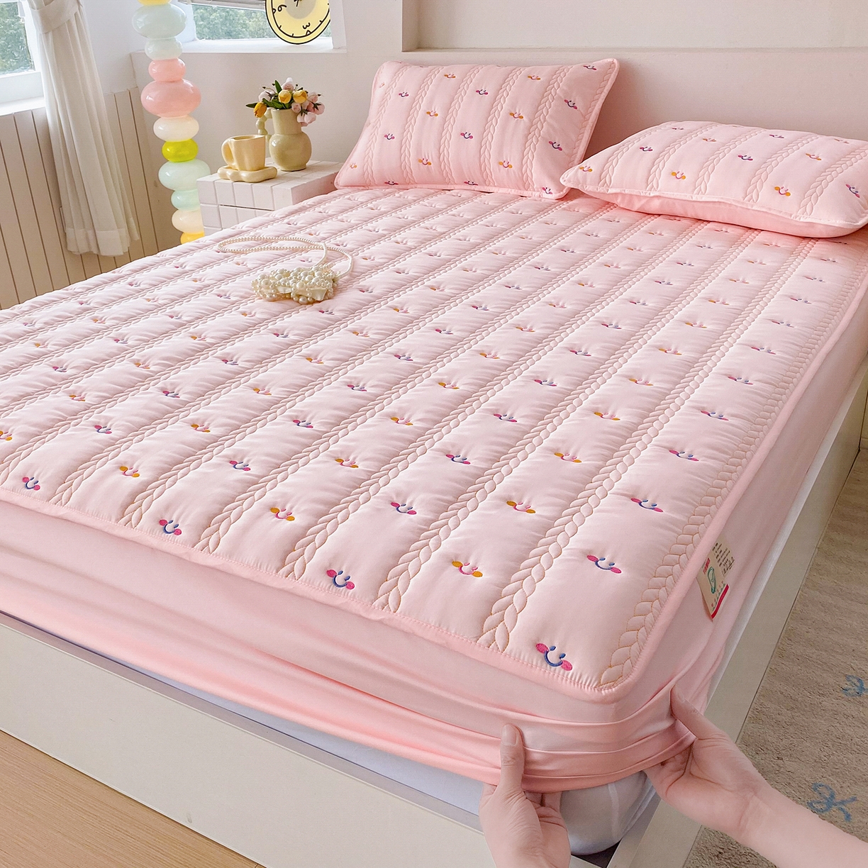 91家纺网 家纺一手货源 找家纺 尊康家纺（原磊科） 2026新款奶昔棉抗菌夹棉床笠-昭岚系列 昭岚-粉玉