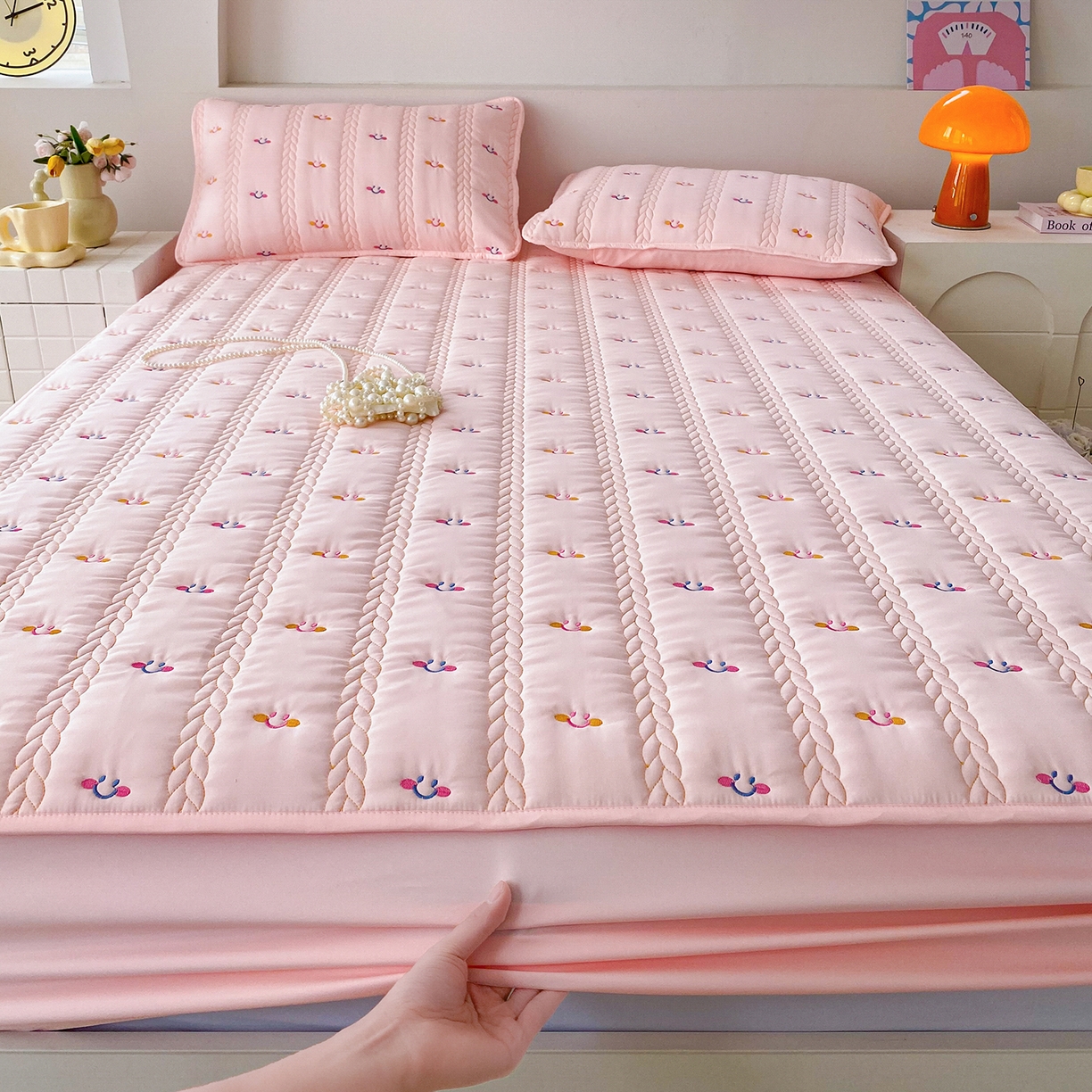 91家纺网 家纺一手货源 找家纺 尊康家纺（原磊科） 2026新款奶昔棉抗菌夹棉床笠-昭岚系列 昭岚-粉玉