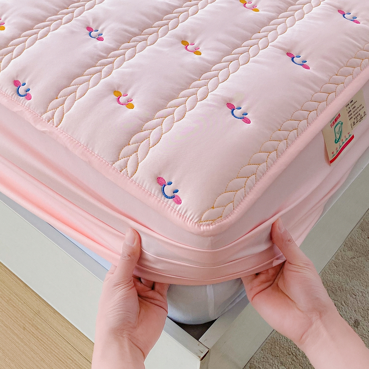 91家纺网 家纺一手货源 找家纺 尊康家纺（原磊科） 2026新款奶昔棉抗菌夹棉床笠-昭岚系列 昭岚-粉玉