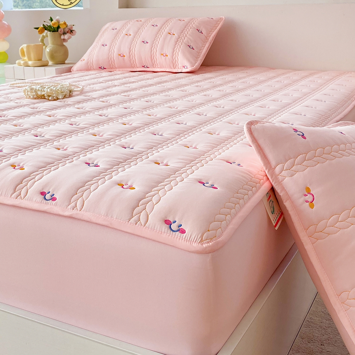 91家纺网 家纺一手货源 找家纺 尊康家纺（原磊科） 2026新款奶昔棉抗菌夹棉床笠-昭岚系列 昭岚-粉玉