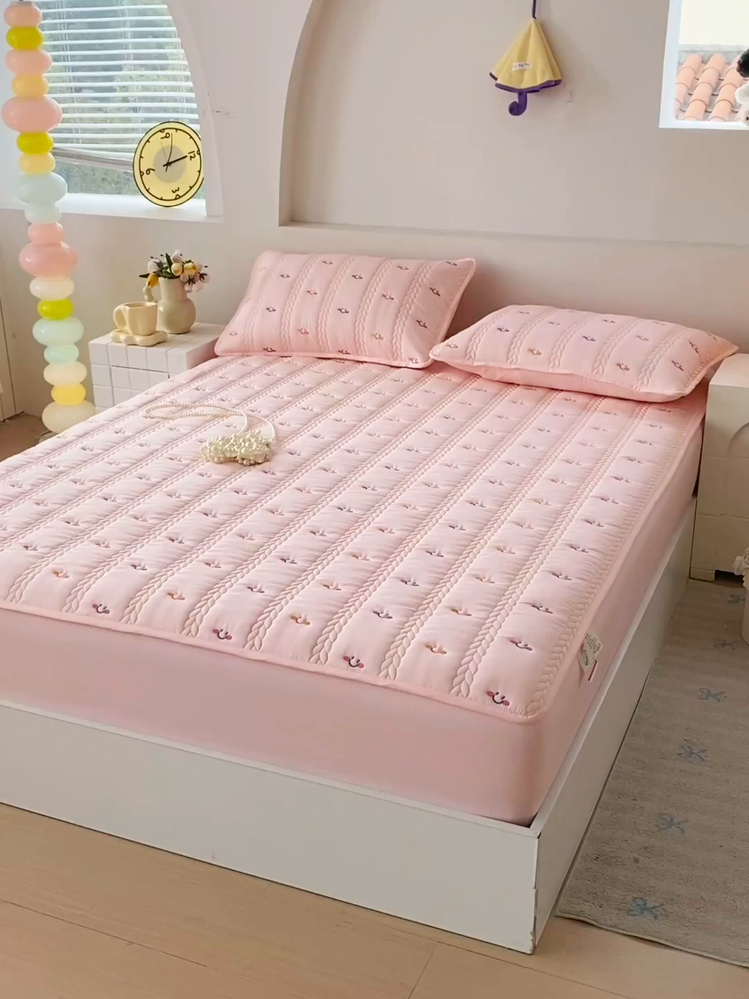 91家纺网 家纺一手货源 找家纺 尊康家纺（原磊科） 2026新款奶昔棉抗菌夹棉床笠-昭岚系列 昭岚-粉玉