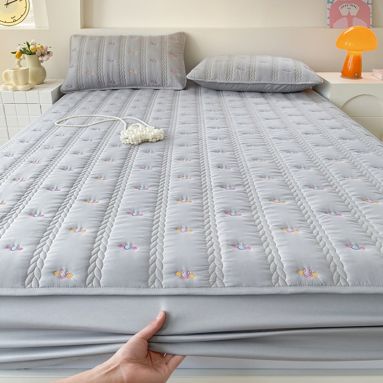 91家纺网 家纺一手货源 找家纺 尊康家纺（原磊科） 2026新款奶昔棉抗菌夹棉床笠-昭岚系列 昭岚-绅士灰