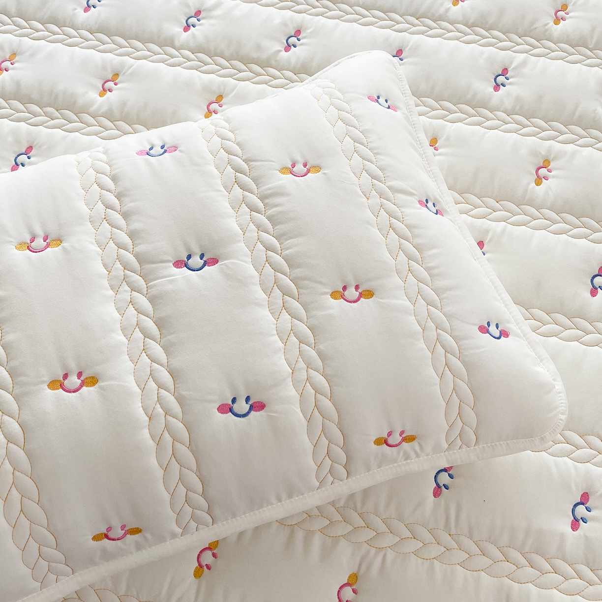 91家纺网 家纺一手货源 找家纺 尊康家纺（原磊科） 2026新款奶昔棉抗菌夹棉床笠-昭岚系列 昭岚-米白