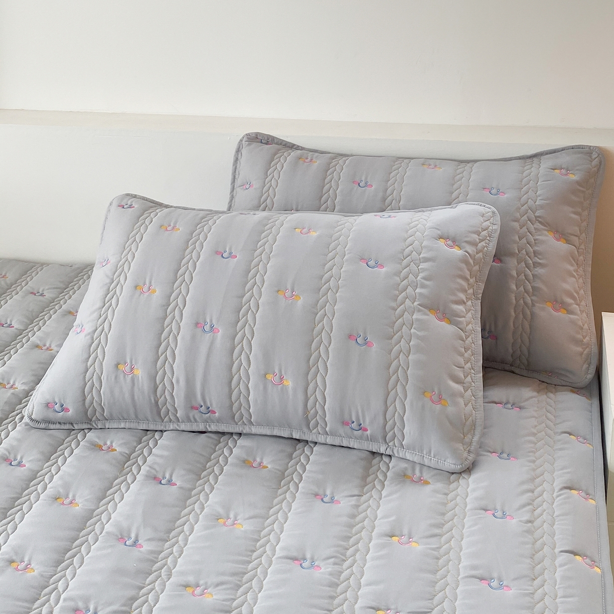 91家纺网 家纺一手货源 找家纺 尊康家纺（原磊科） 2026新款奶昔棉抗菌夹棉床笠-昭岚系列 昭岚-绅士灰