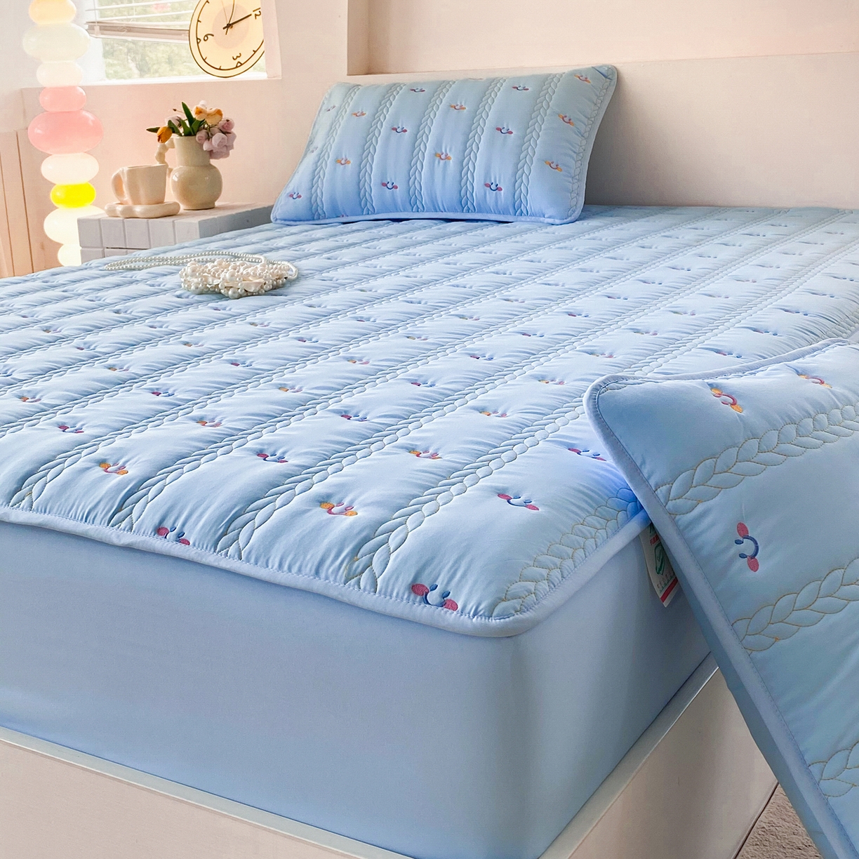 91家纺网 家纺一手货源 找家纺 尊康家纺（原磊科） 2026新款奶昔棉抗菌夹棉床笠-昭岚系列 昭岚-天空蓝