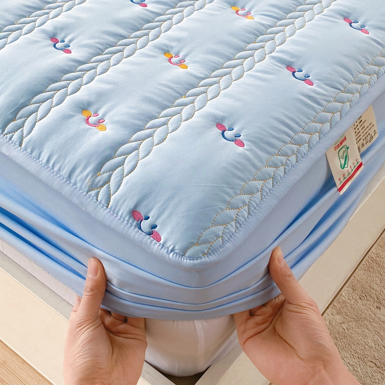 91家纺网 家纺一手货源 找家纺 尊康家纺（原磊科） 2026新款奶昔棉抗菌夹棉床笠-昭岚系列 昭岚-天空蓝