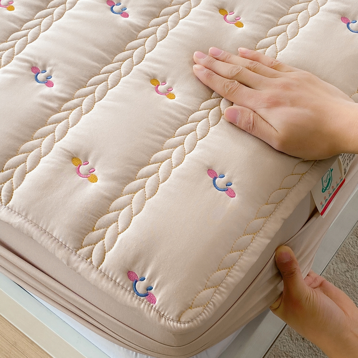 91家纺网 家纺一手货源 找家纺 尊康家纺（原磊科） 2026新款奶昔棉抗菌夹棉床笠-昭岚系列 昭岚-香槟