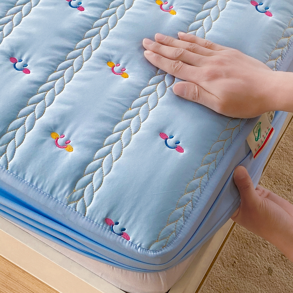 91家纺网 家纺一手货源 找家纺 尊康家纺（原磊科） 2026新款奶昔棉抗菌夹棉床笠-昭岚系列 昭岚-天空蓝