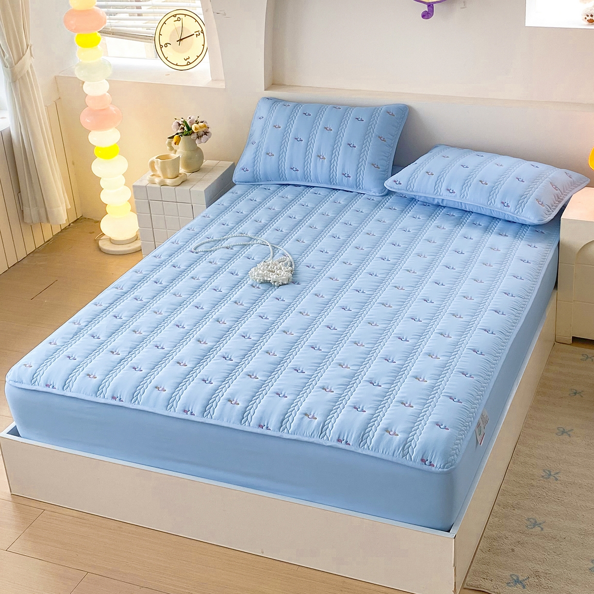 91家纺网 家纺一手货源 找家纺 尊康家纺（原磊科） 2026新款奶昔棉抗菌夹棉床笠-昭岚系列 昭岚-天空蓝