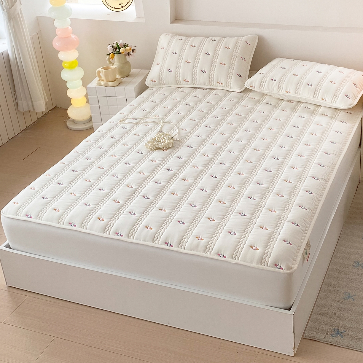 91家纺网 家纺一手货源 找家纺 尊康家纺（原磊科） 2026新款奶昔棉抗菌夹棉床笠-昭岚系列 昭岚-米白