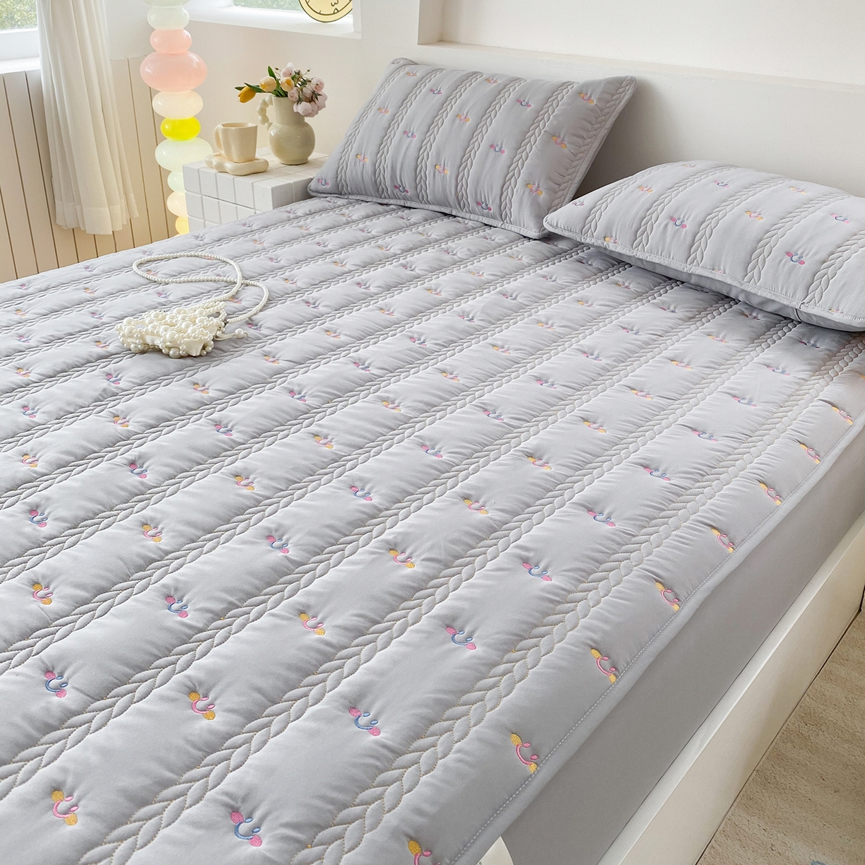 91家纺网 家纺一手货源 找家纺 尊康家纺（原磊科） 2026新款奶昔棉抗菌夹棉床笠-昭岚系列 昭岚-绅士灰