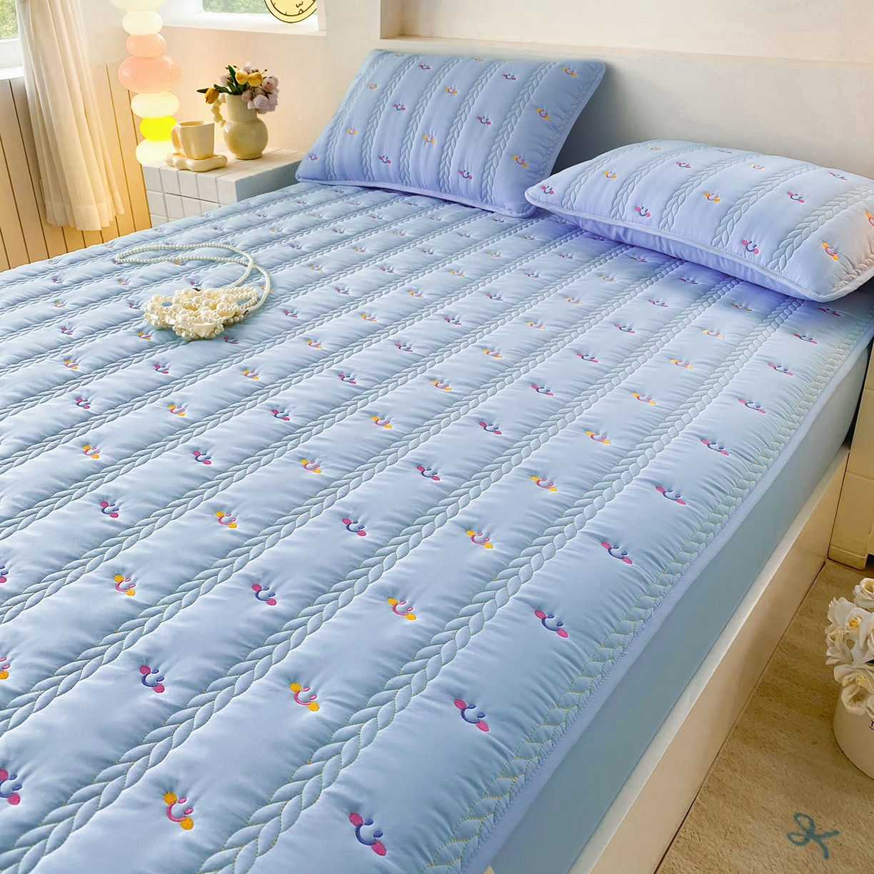 91家纺网 家纺一手货源 找家纺 尊康家纺（原磊科） 2026新款奶昔棉抗菌夹棉床笠-昭岚系列 昭岚-天空蓝