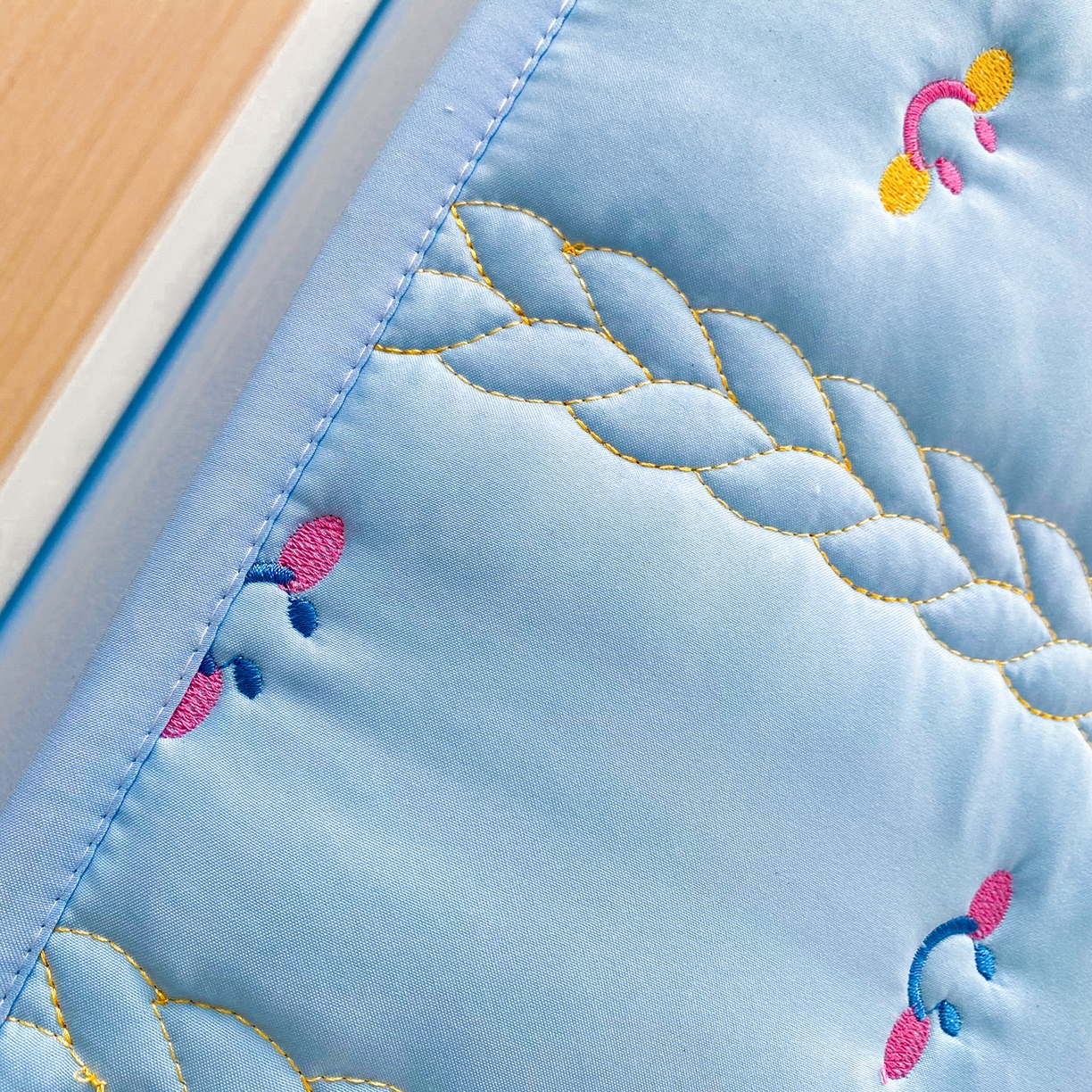 91家纺网 家纺一手货源 找家纺 尊康家纺（原磊科） 2026新款奶昔棉抗菌夹棉床笠-昭岚系列 昭岚-天空蓝