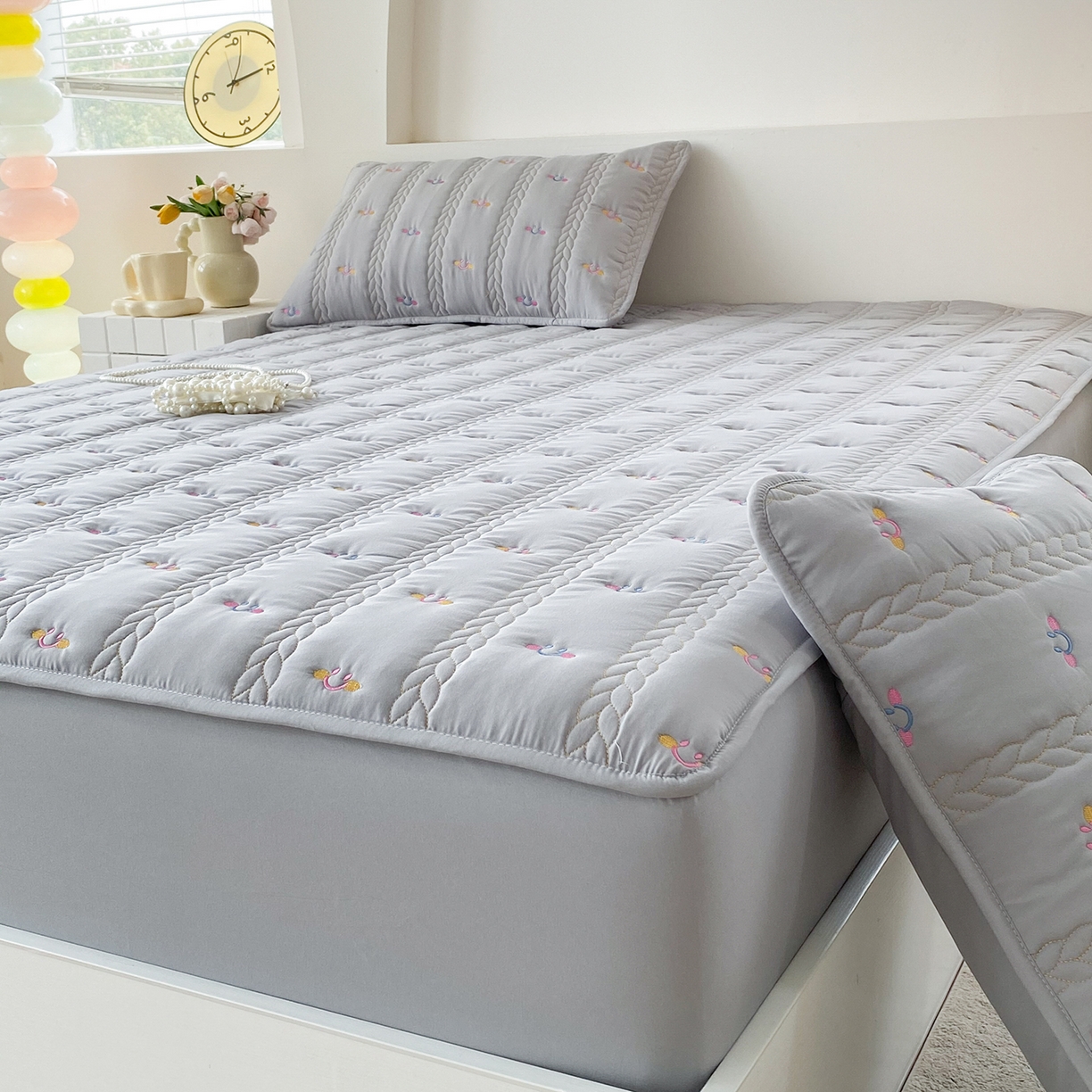 91家纺网 家纺一手货源 找家纺 尊康家纺（原磊科） 2026新款奶昔棉抗菌夹棉床笠-昭岚系列 昭岚-绅士灰