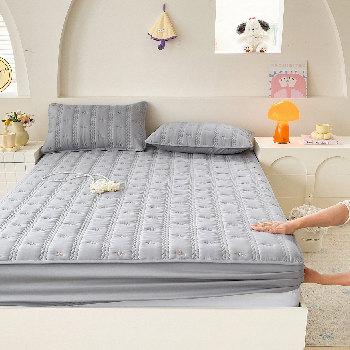 91家纺网 家纺一手货源 找家纺 尊康家纺（原磊科） 2026新款奶昔棉抗菌夹棉床笠-昭岚系列 昭岚-绅士灰