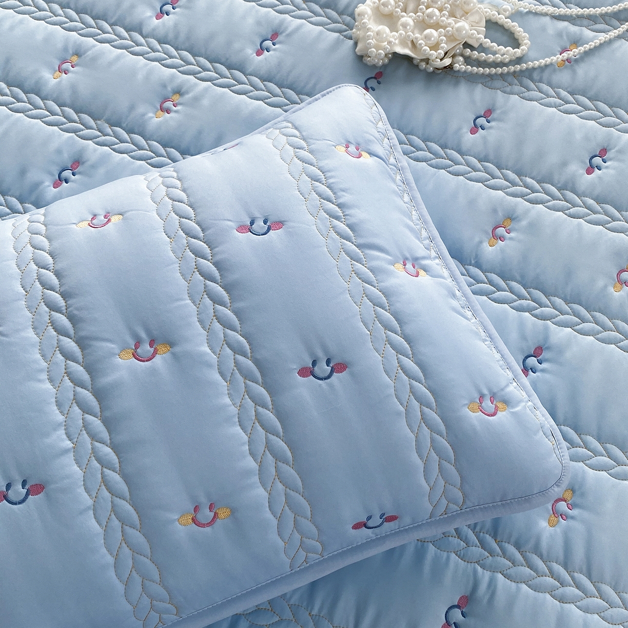 91家纺网 家纺一手货源 找家纺 尊康家纺（原磊科） 2026新款奶昔棉抗菌夹棉床笠-昭岚系列 昭岚-天空蓝