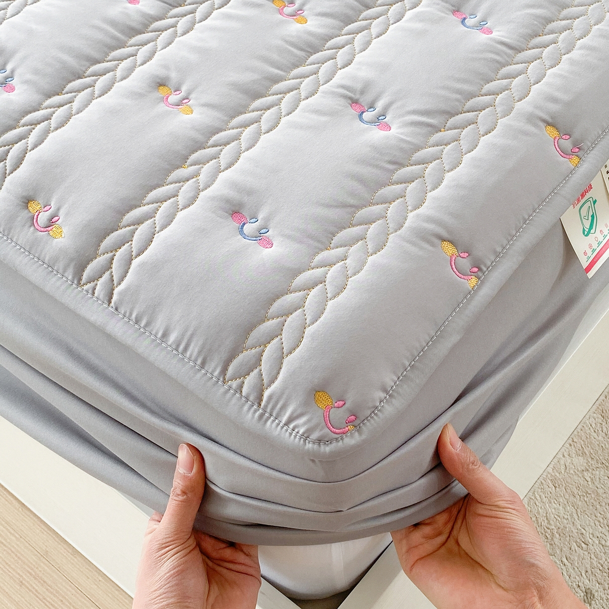 91家纺网 家纺一手货源 找家纺 尊康家纺（原磊科） 2026新款奶昔棉抗菌夹棉床笠-昭岚系列 昭岚-绅士灰