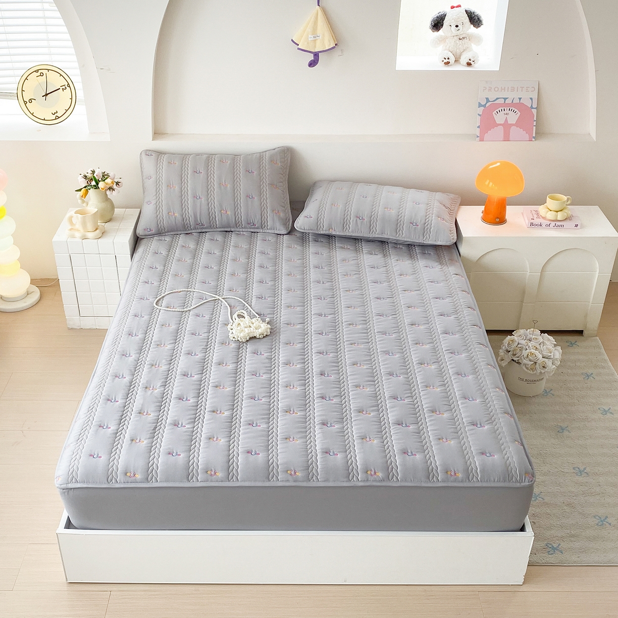 91家纺网 家纺一手货源 找家纺 尊康家纺（原磊科） 2026新款奶昔棉抗菌夹棉床笠-昭岚系列 昭岚-绅士灰