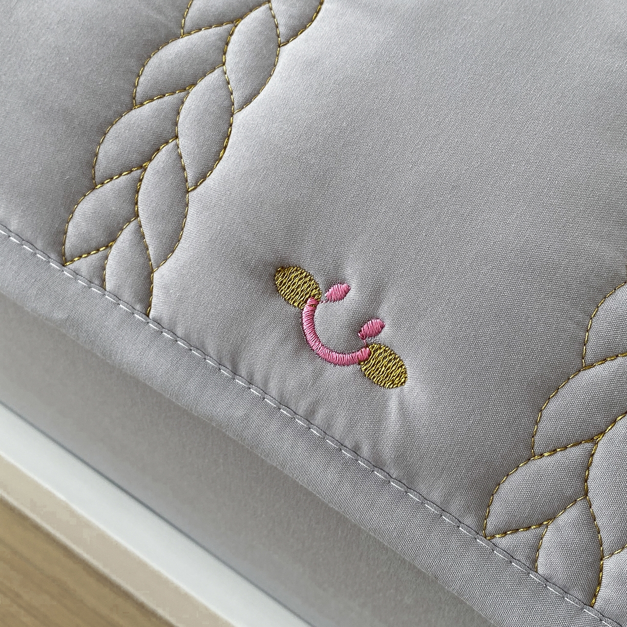 91家纺网 家纺一手货源 找家纺 尊康家纺（原磊科） 2026新款奶昔棉抗菌夹棉床笠-昭岚系列 昭岚-绅士灰