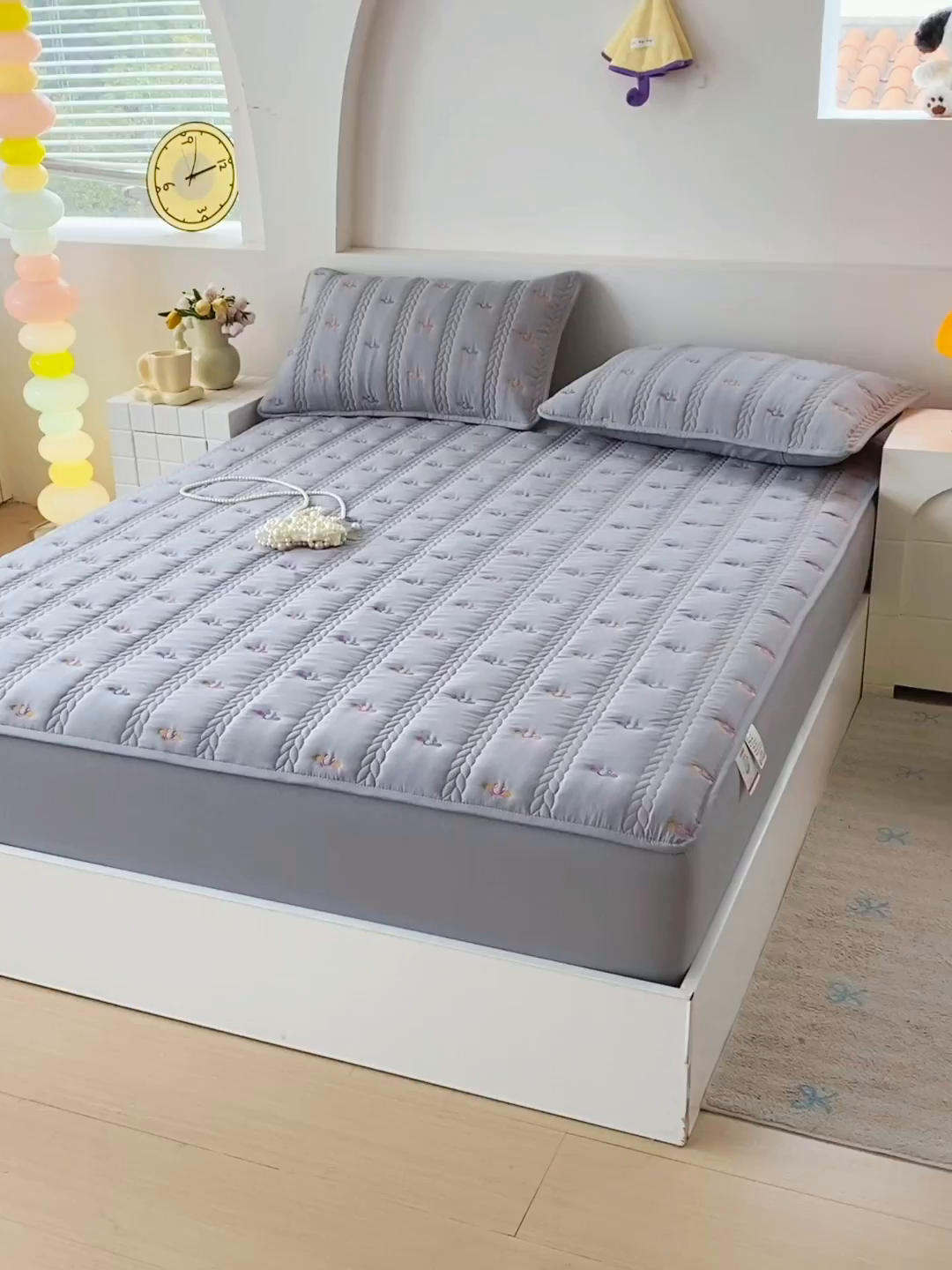 91家纺网 家纺一手货源 找家纺 尊康家纺（原磊科） 2026新款奶昔棉抗菌夹棉床笠-昭岚系列 昭岚-绅士灰