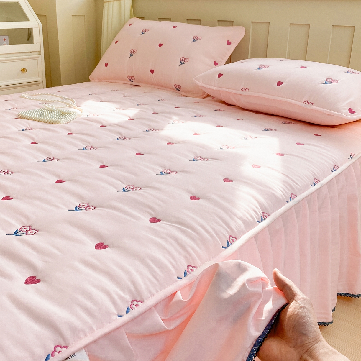 91家纺网 家纺一手货源 找家纺 尊康家纺（原磊科） 2026新款奶昔棉抗菌夹棉床裙款床笠-花语系列 花语-粉玉